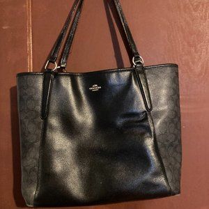 Coach Handbag - Black - Medium - Leather - Tote - Inner Pockets - Pre-Owned